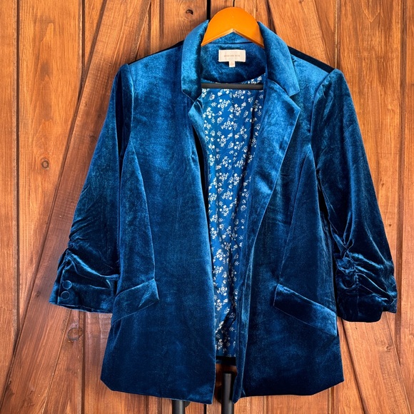 Skies Are Blue Women's Royal Blue Velvet Blazer - Picture 3 of 3
